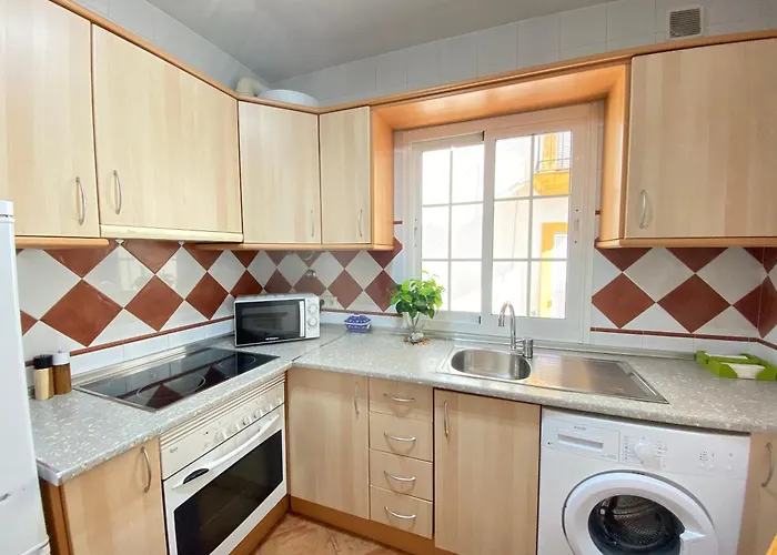 Old Town - Pedestrian Area, Walk To - Magnolia * マルベーリャ